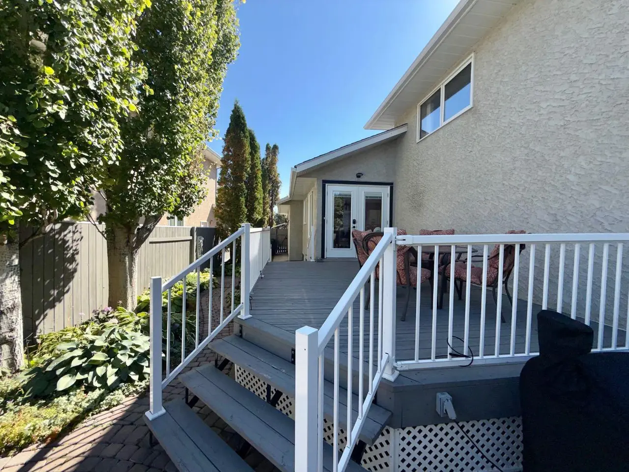 18 Heritage Close W