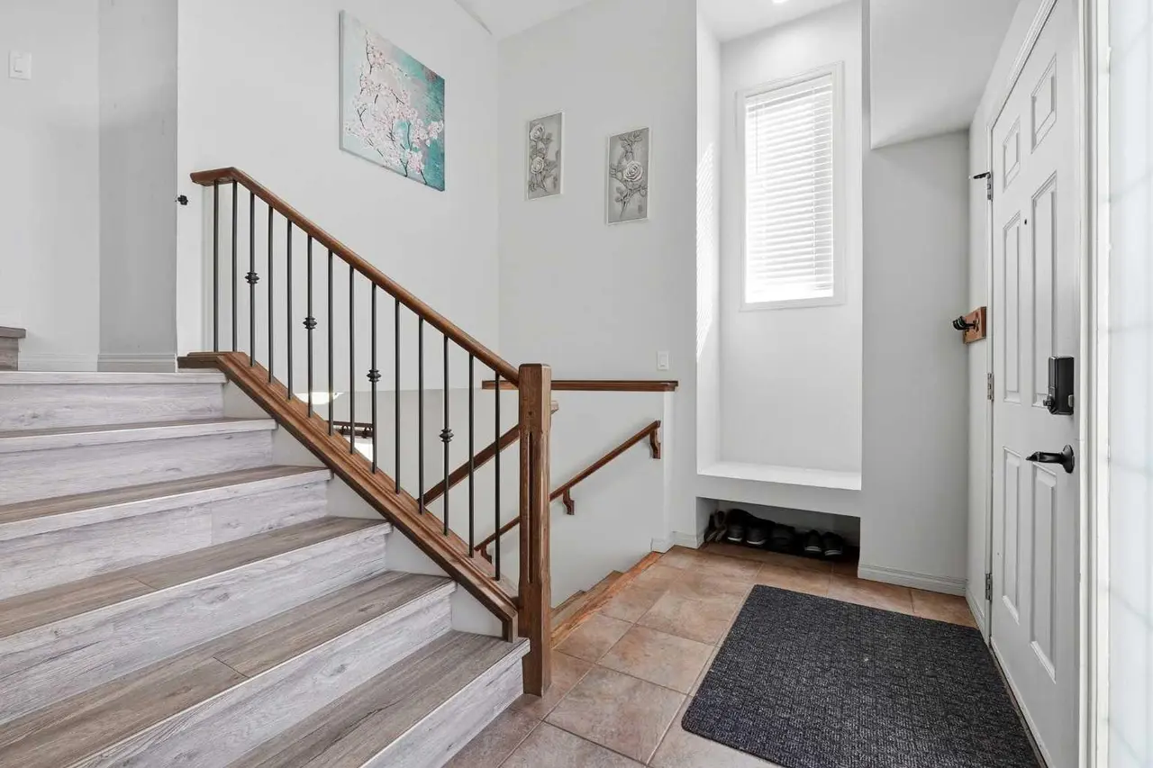 8 Irving Crescent 