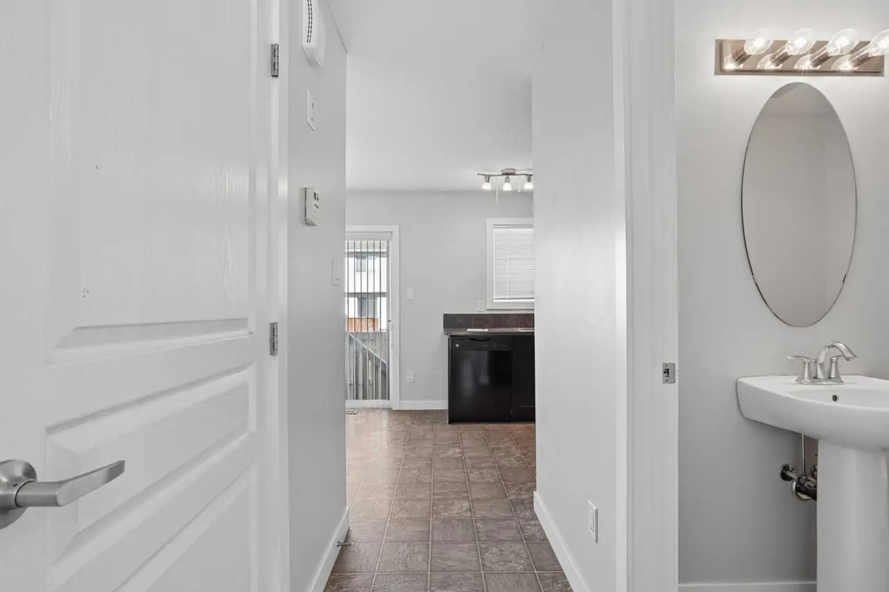 4, 237 Silkstone Road W