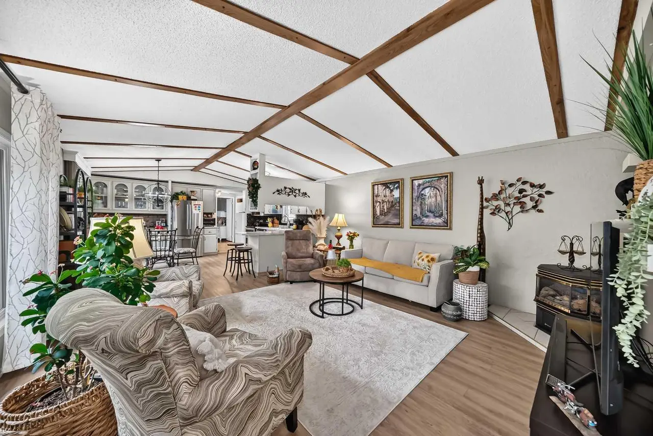 3221 Burroughs Manor NE