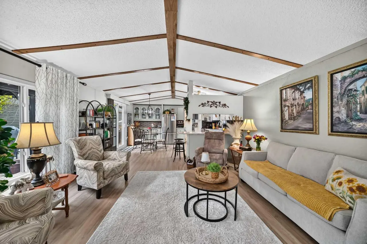 3221 Burroughs Manor NE