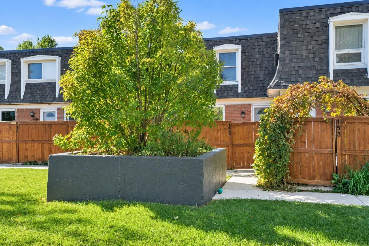 152, 330 Canterbury Drive SW