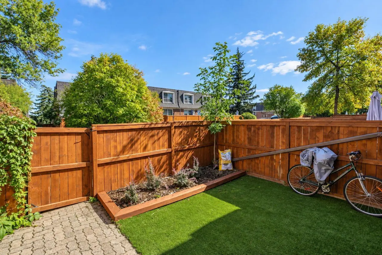 152, 330 Canterbury Drive SW