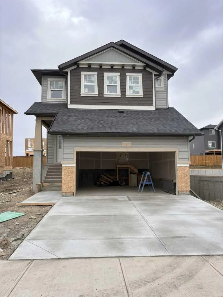 147 Vantage Crescent SW