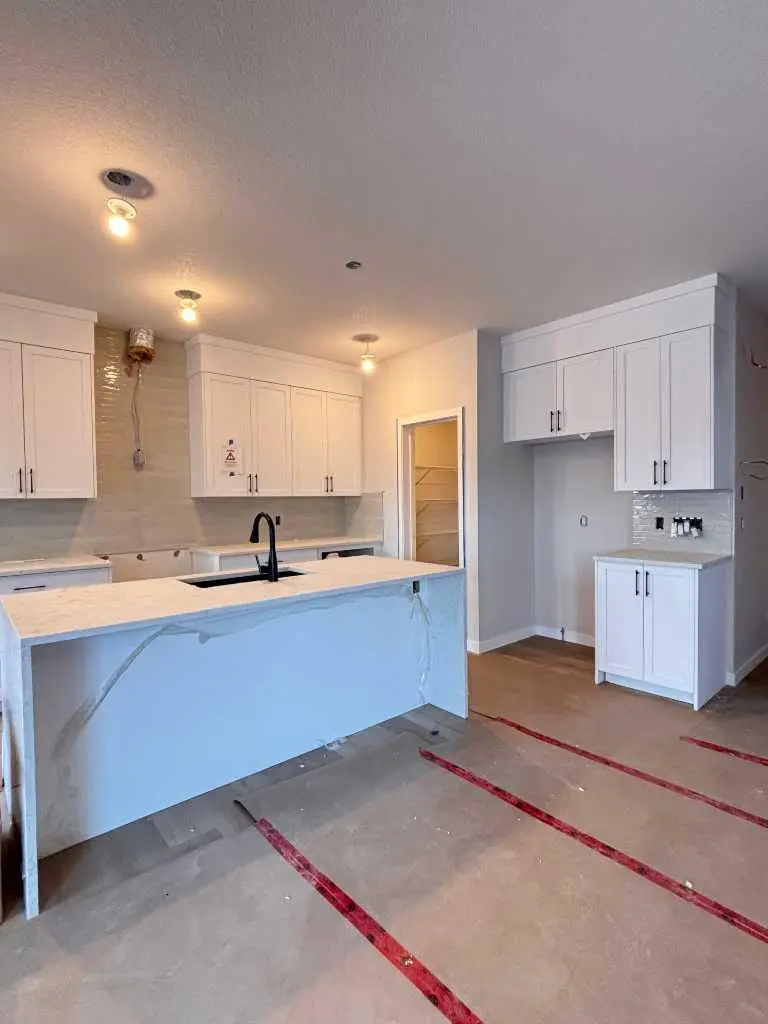 147 Vantage Crescent SW