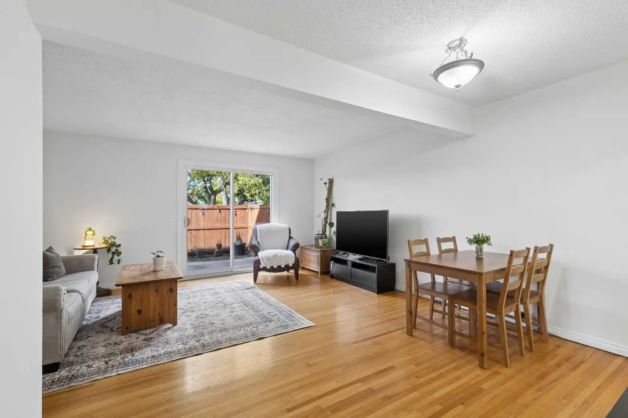 8, 330 Canterbury Drive SW