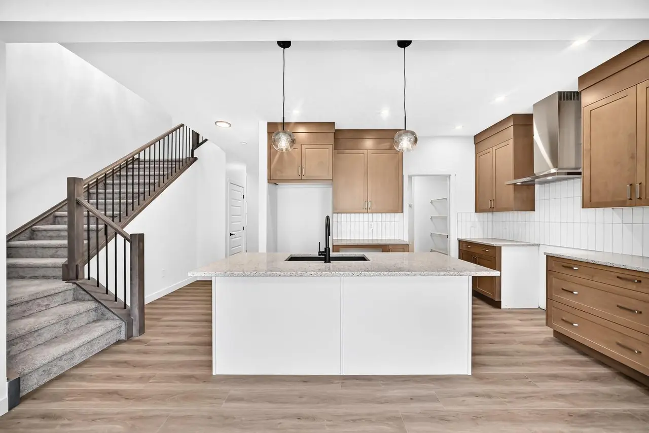 1359 Bayview Crescent SW