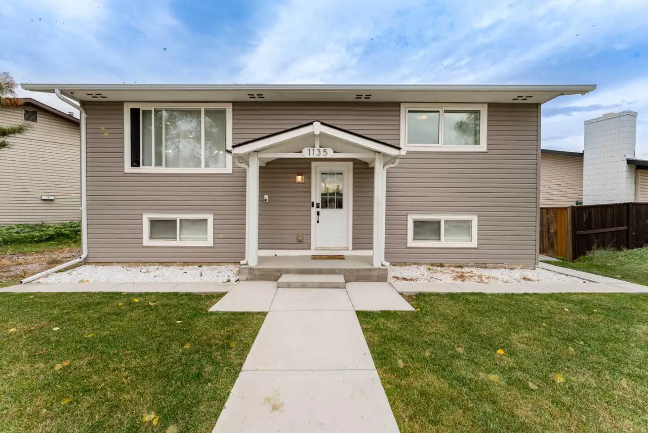 1135 penrith Crescent SE
