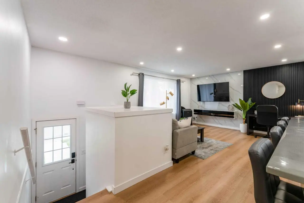 1135 penrith Crescent SE
