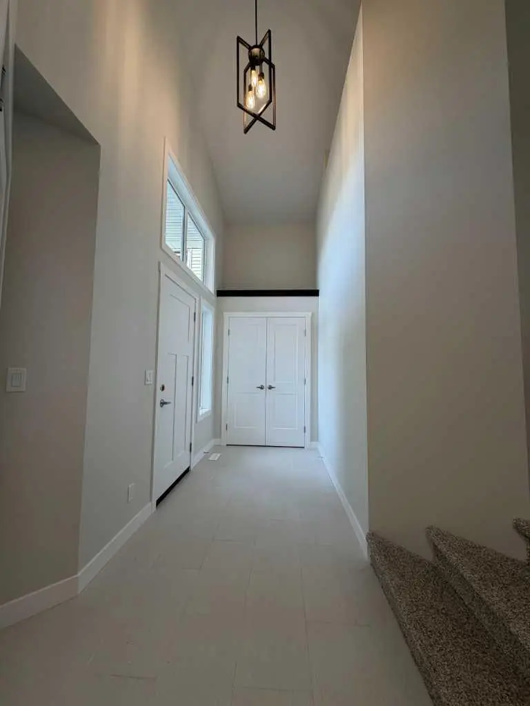 25 Thatcher Avenue 