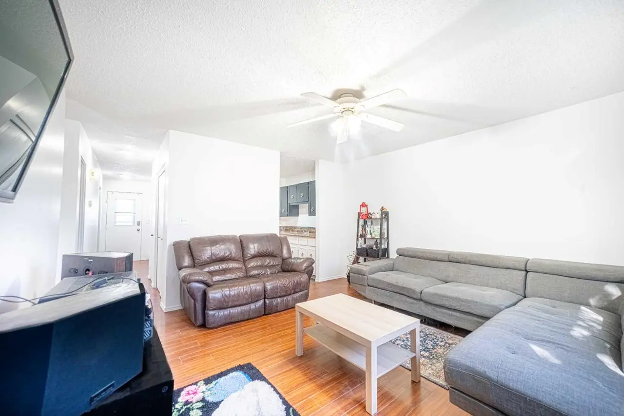 28 Whiteside Crescent 
