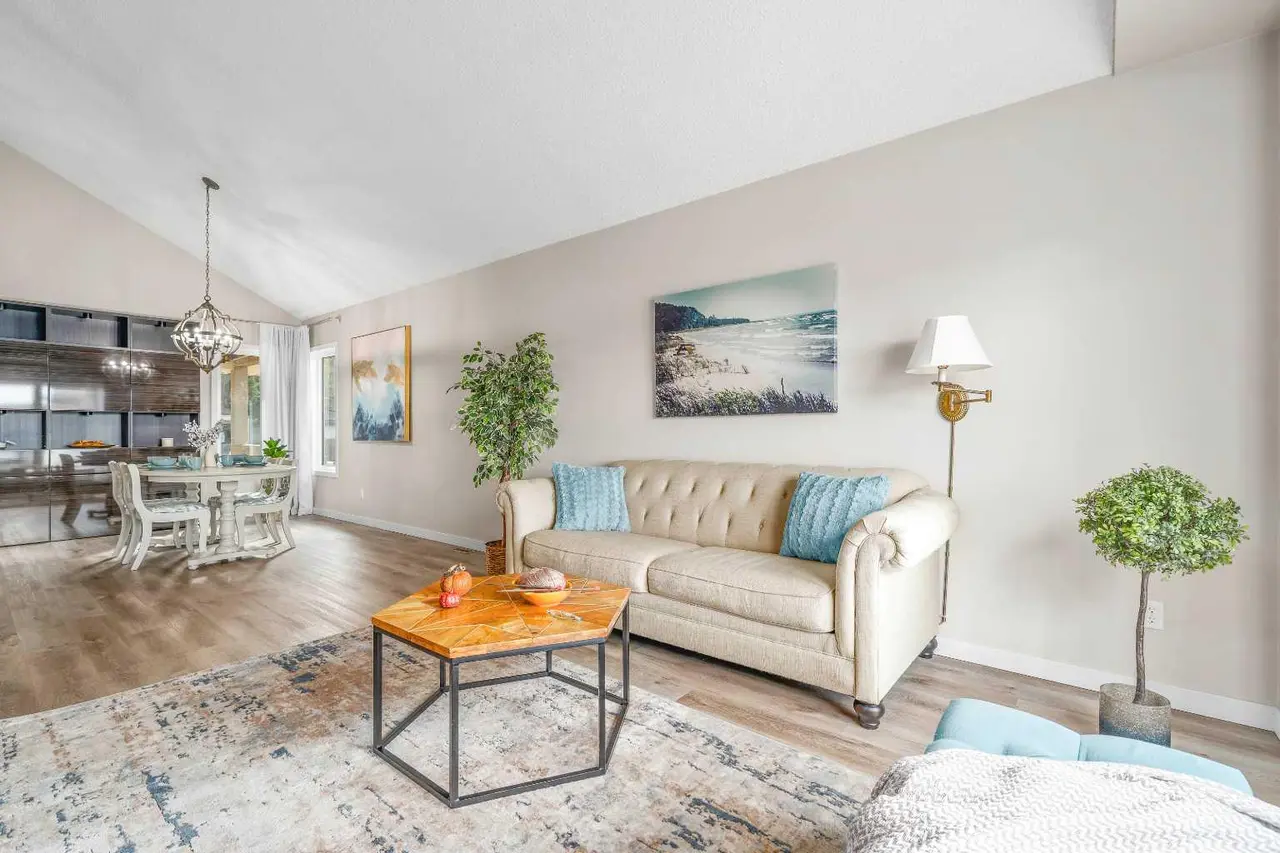 11 Taylor Crescent SE