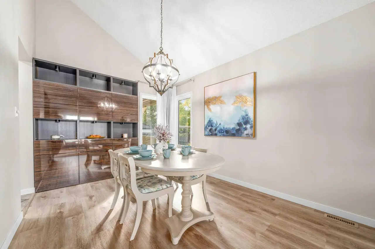 11 Taylor Crescent SE