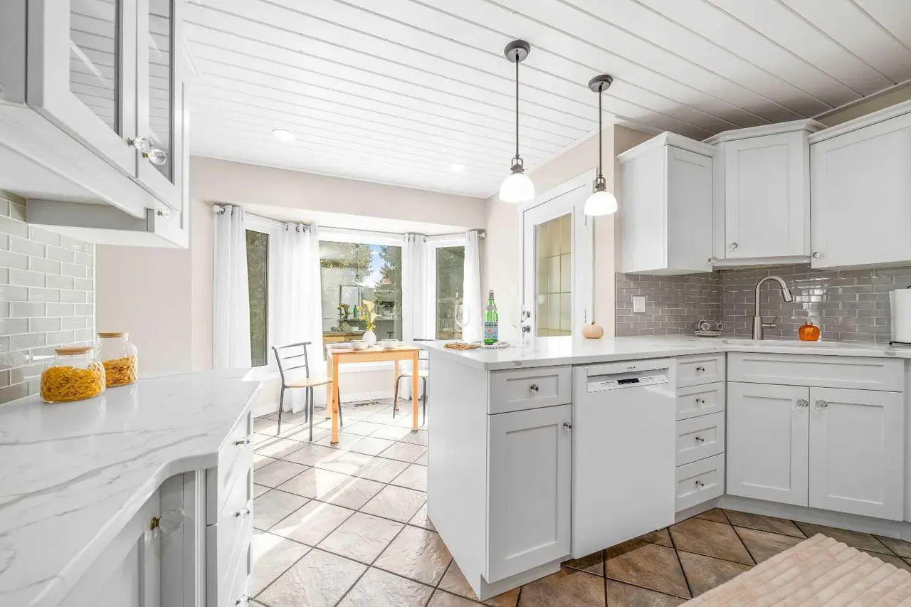 11 Taylor Crescent SE