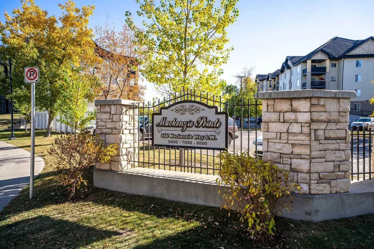 8412, 304 Mackenzie Way SW
