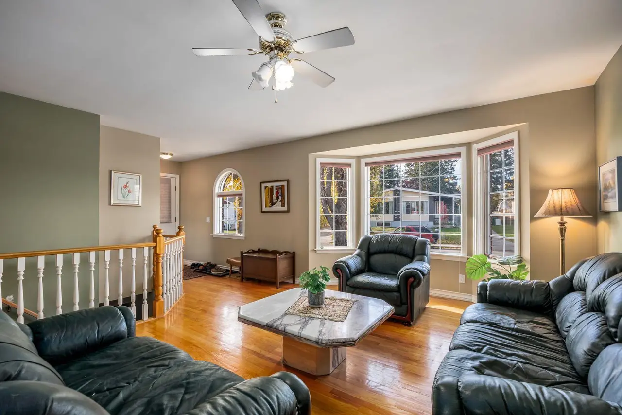 624 30 Avenue NE