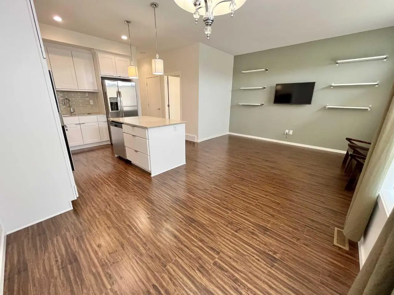 3, 430 Highlands Boulevard W