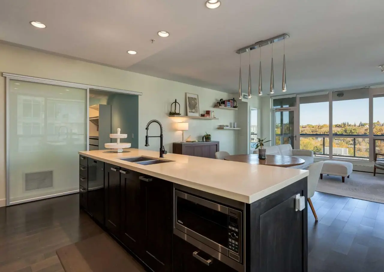 913, 222 Riverfront Avenue SW