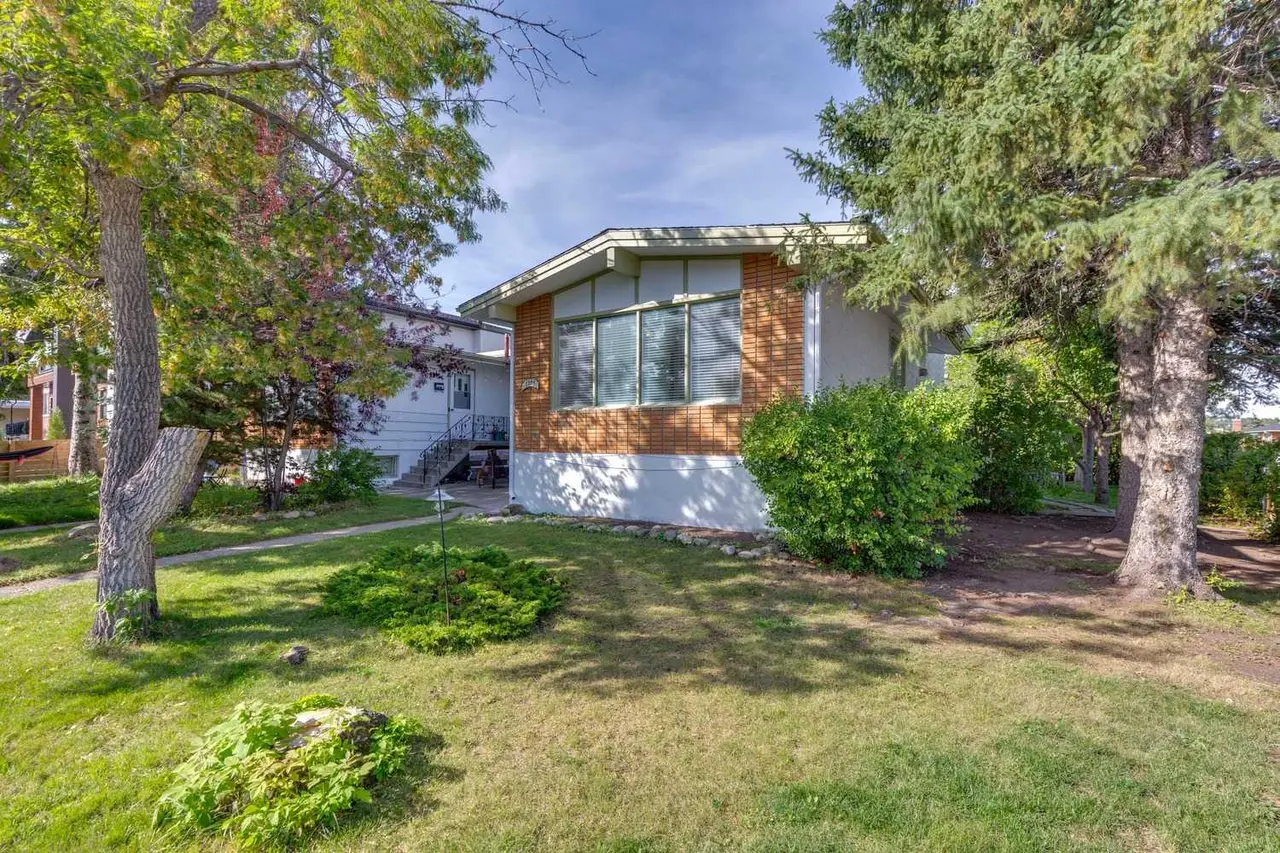 1101 42 Street SW