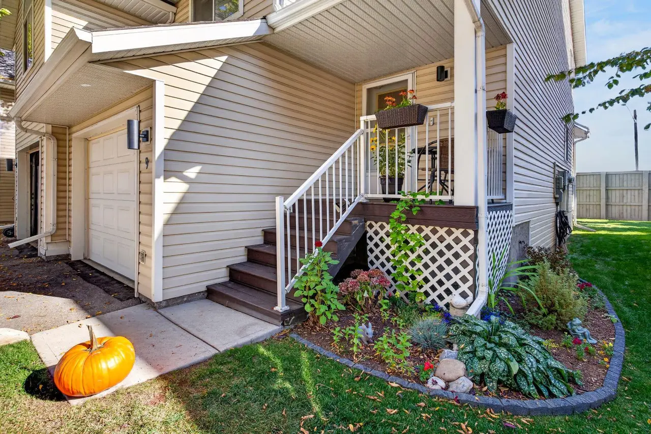 9, 567 Edmonton Trail NE