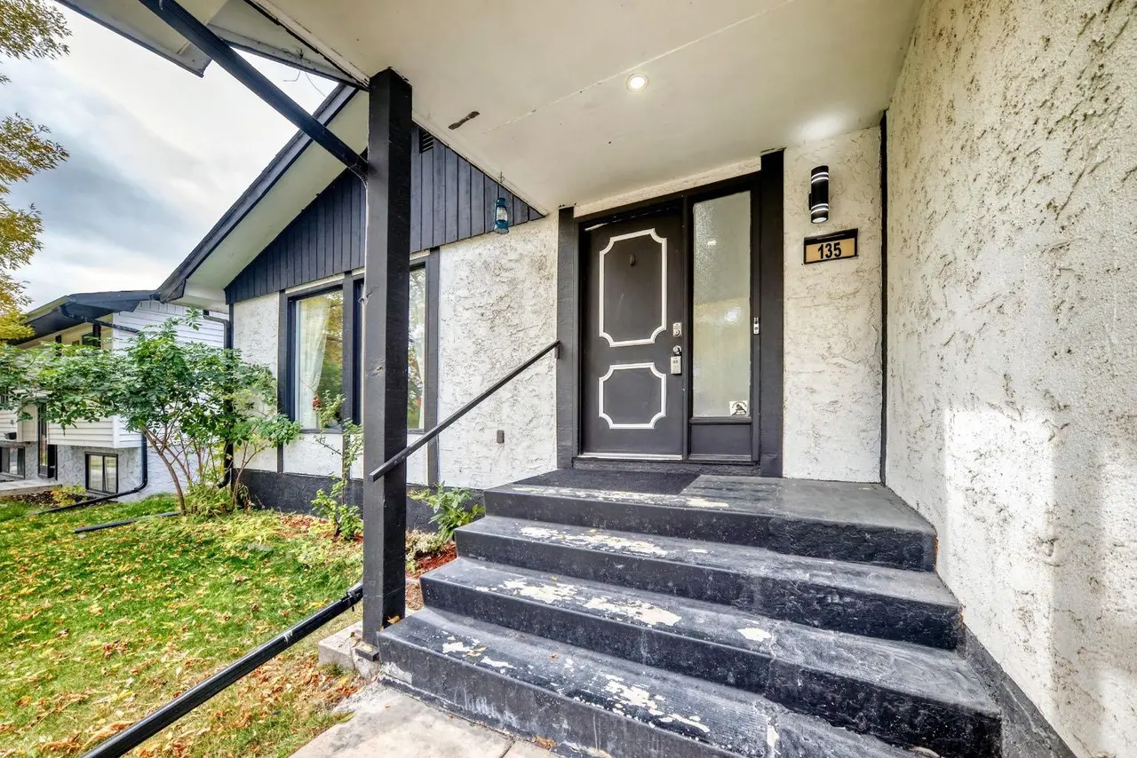 135 Whiteview Close NE