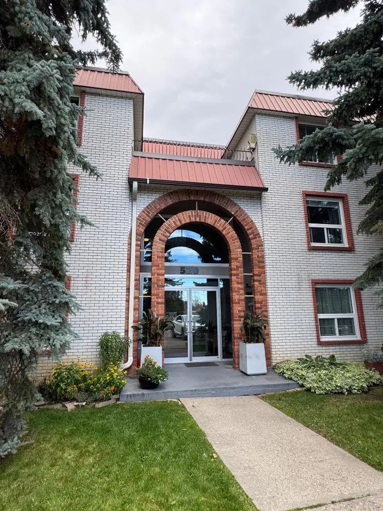 202, 520 Cedar Crescent SW