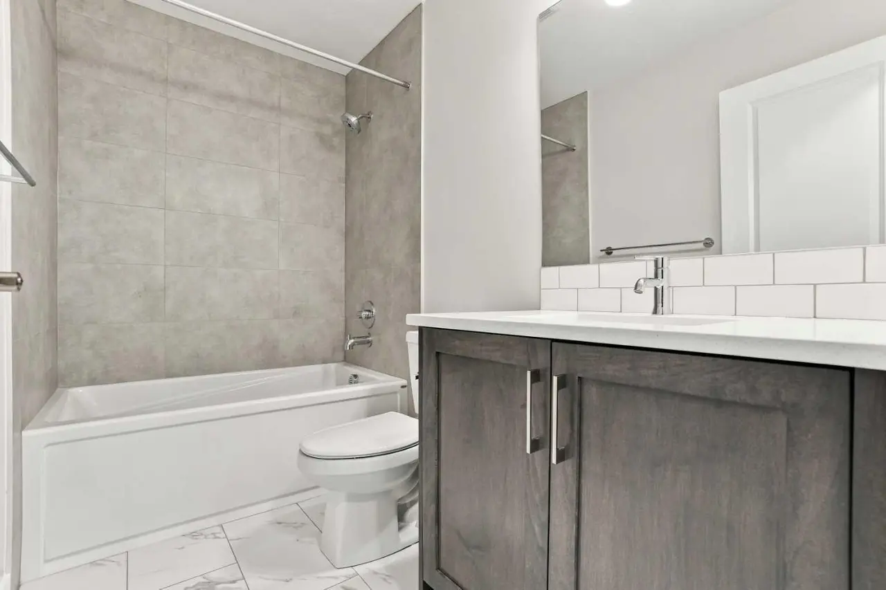 196 Buffaloberry Manor SE