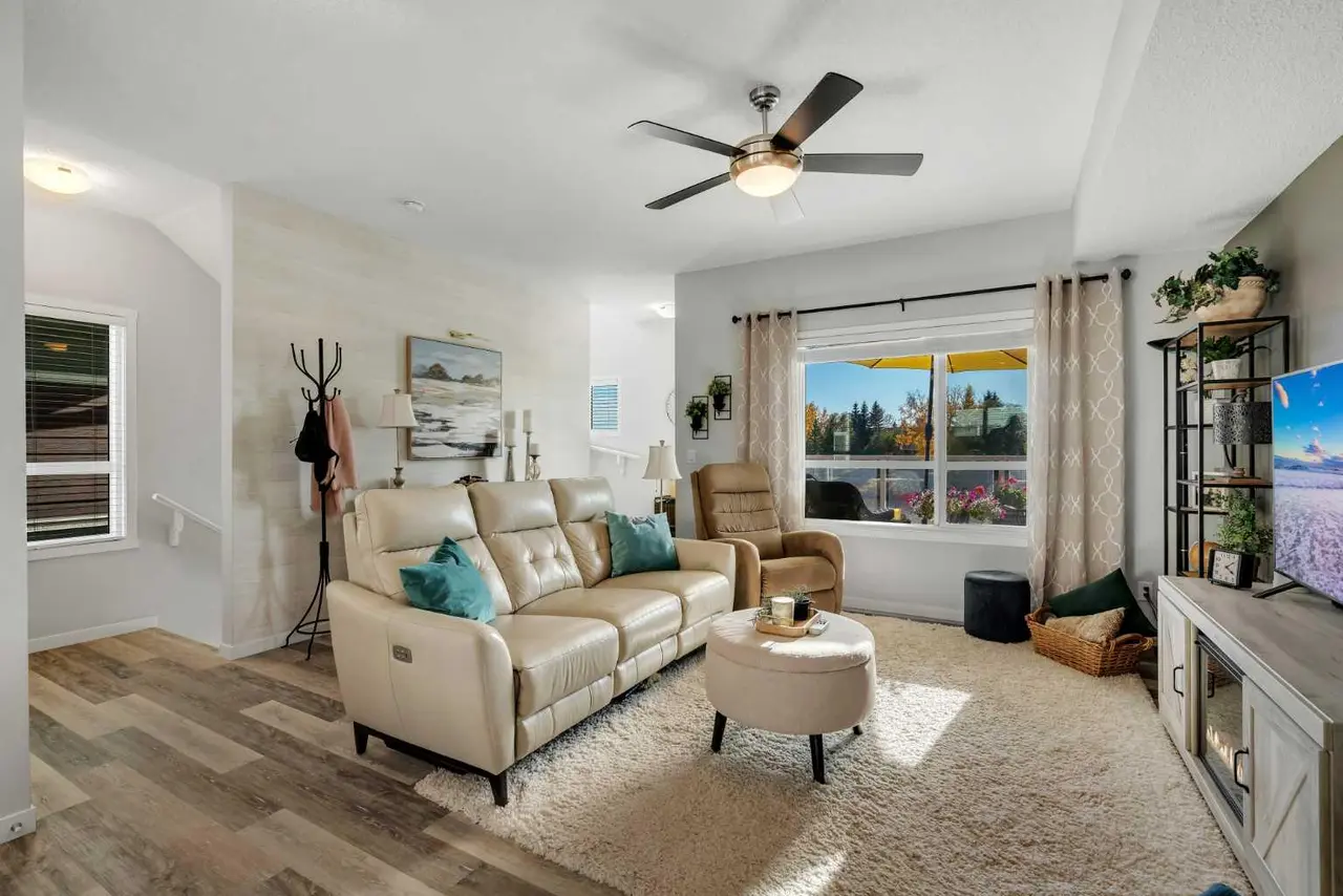 122 Harvest Grove  NE