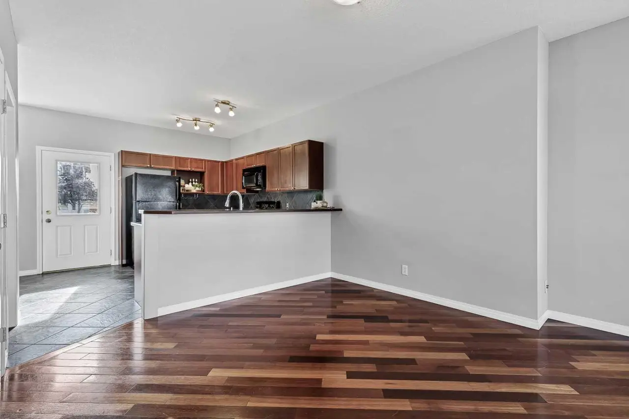 101, 703 Luxstone Square SW
