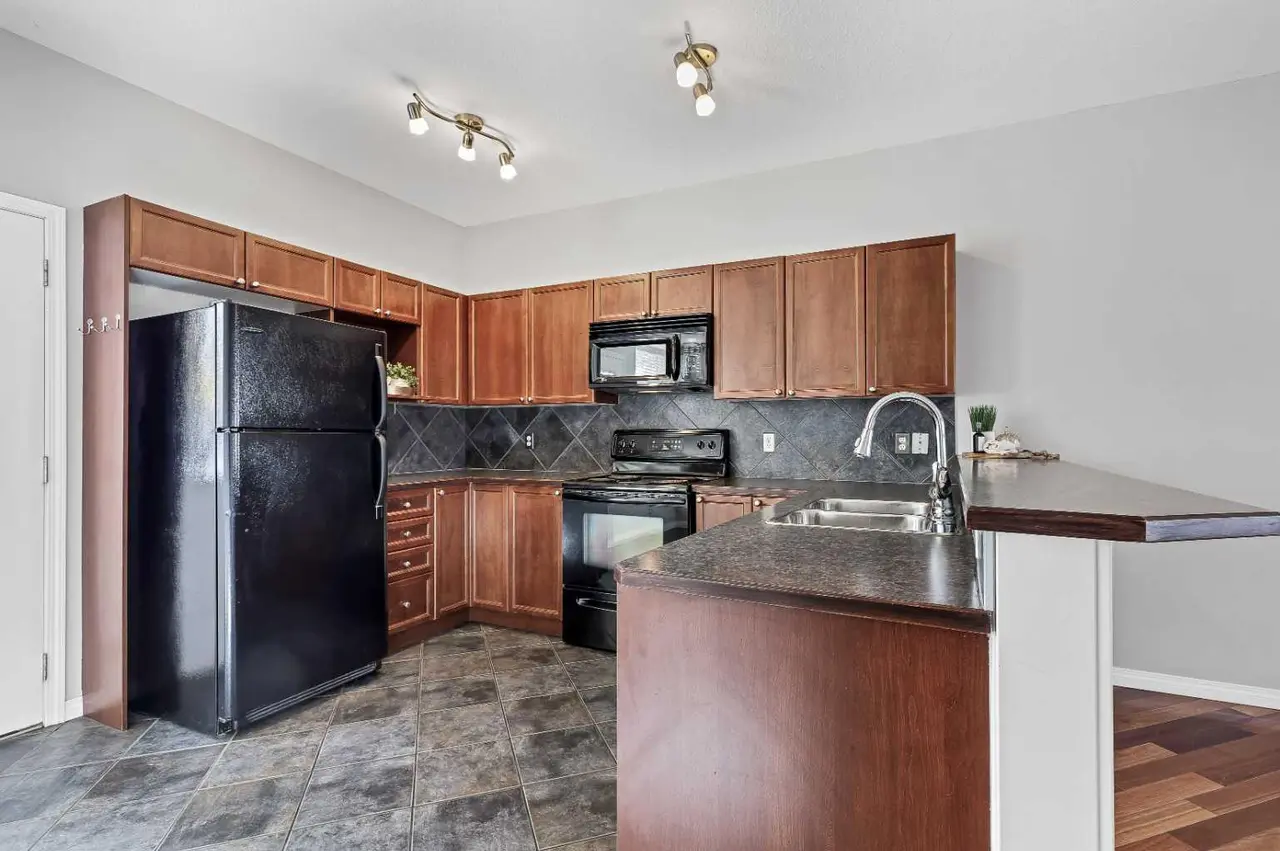 101, 703 Luxstone Square SW