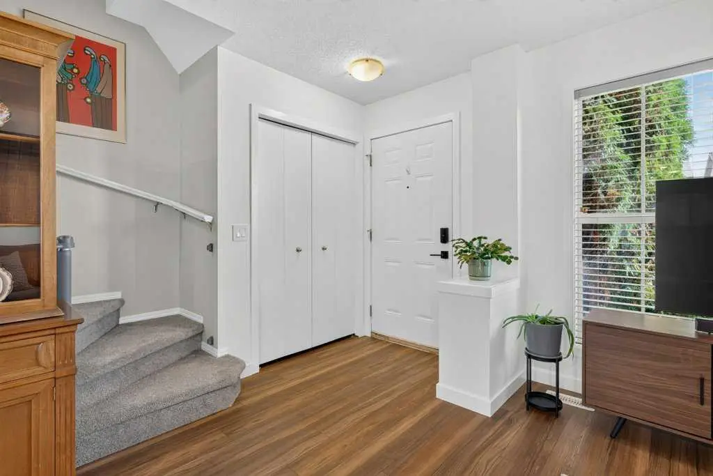 223 Elgin Point SE