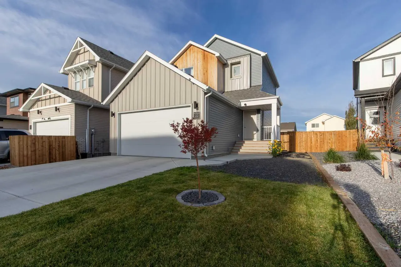 22 Goldenrod Place W