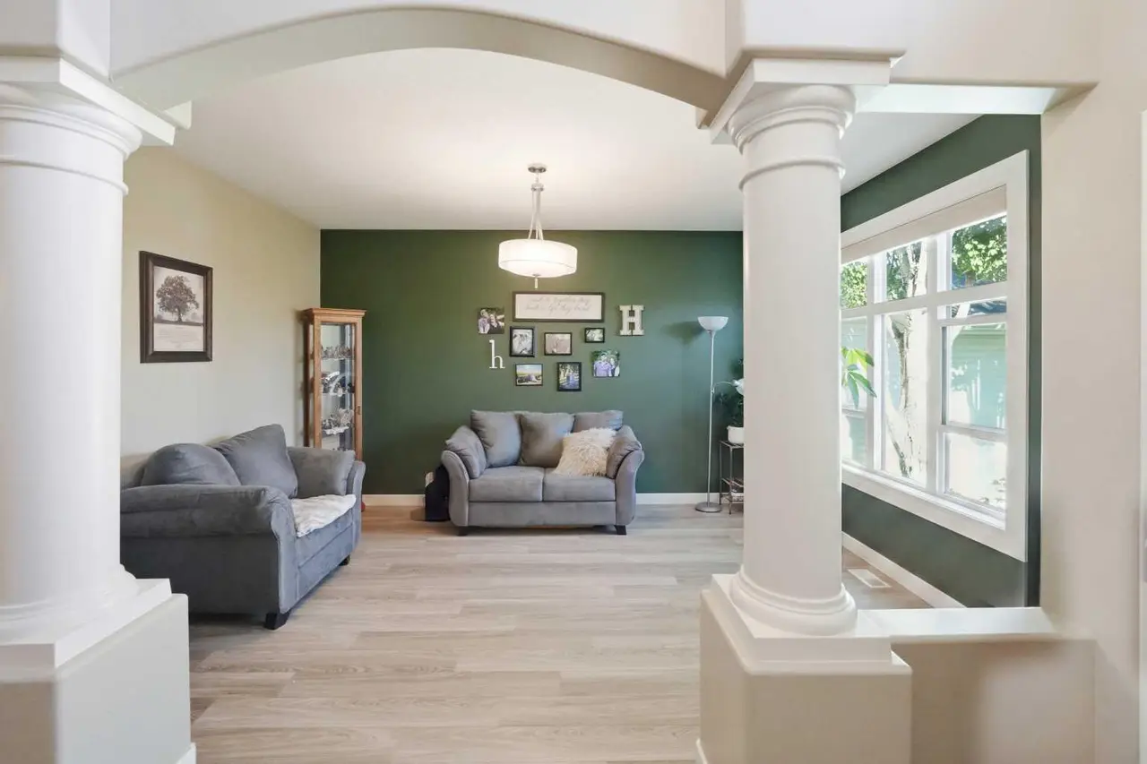 8 Drever Close 