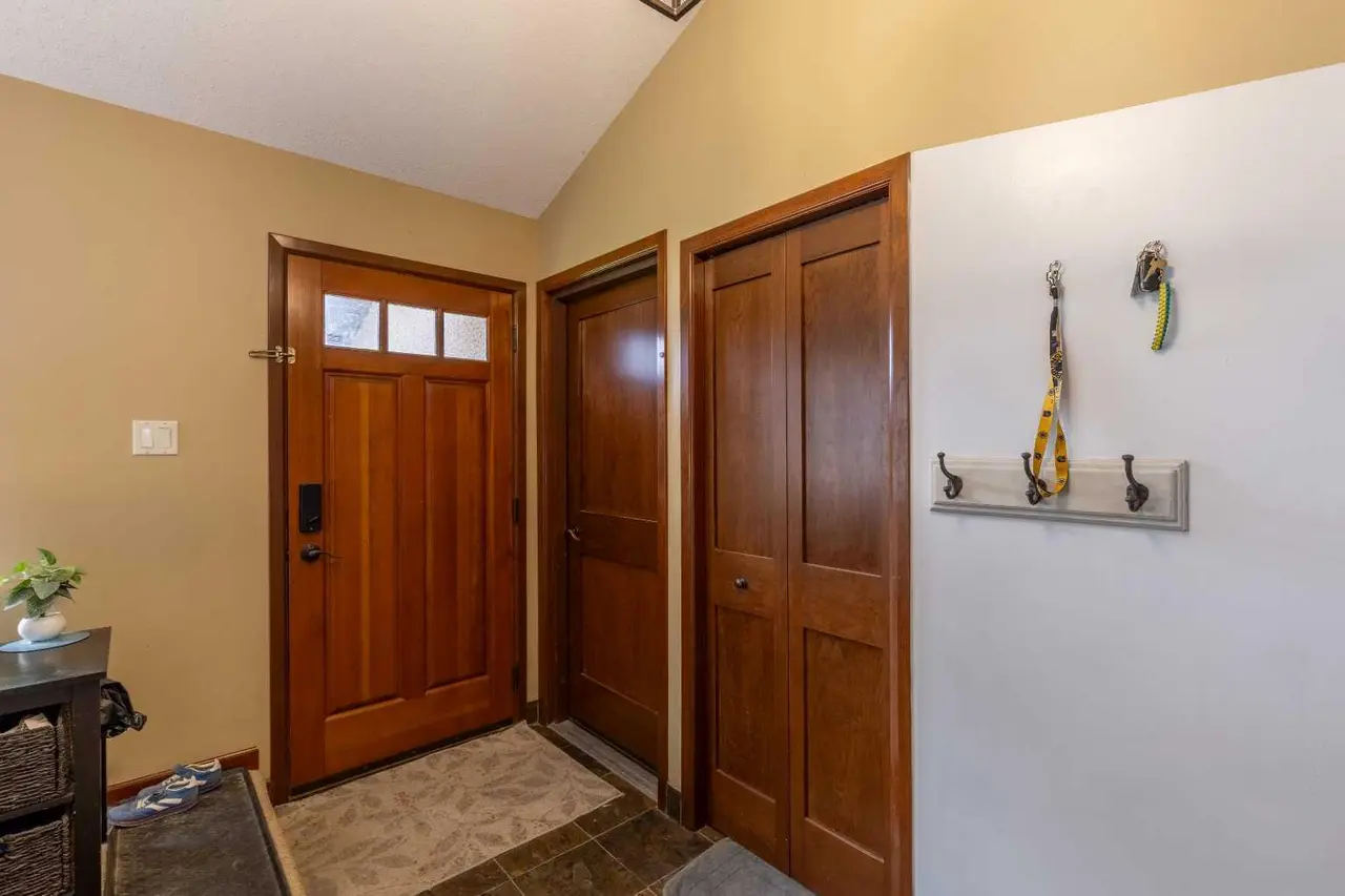 184 Lakhota Crescent W