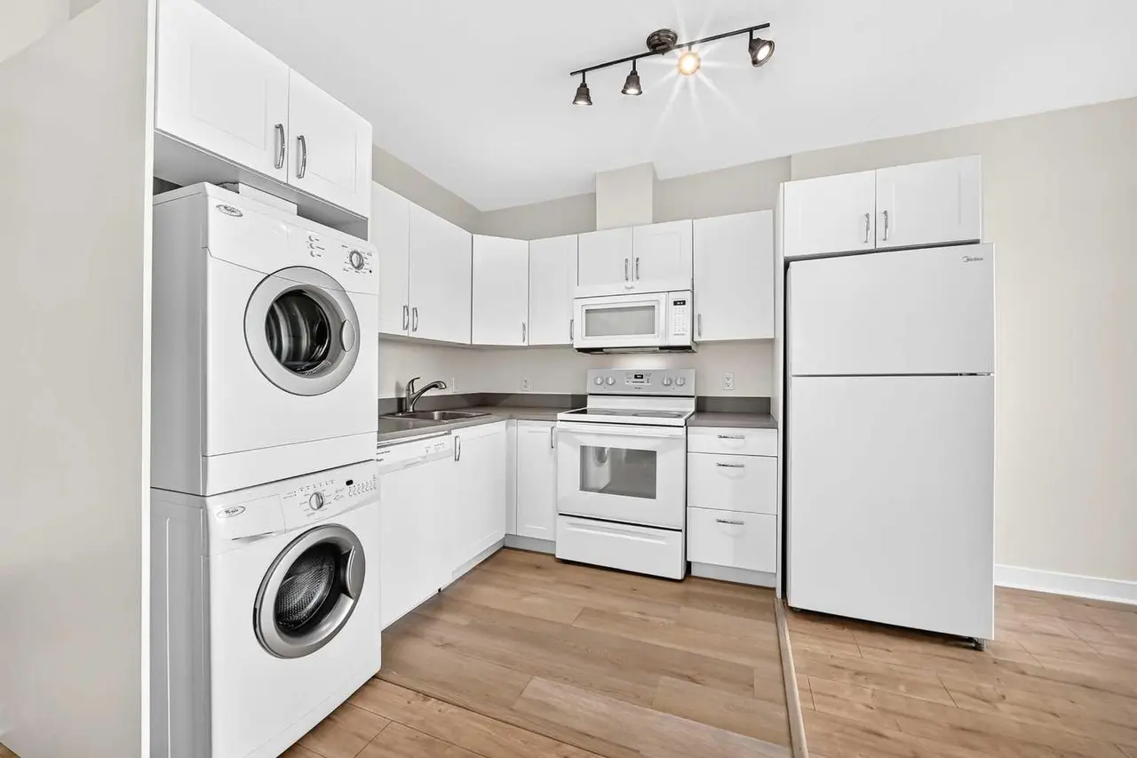 502, 30 Brentwood Common NW