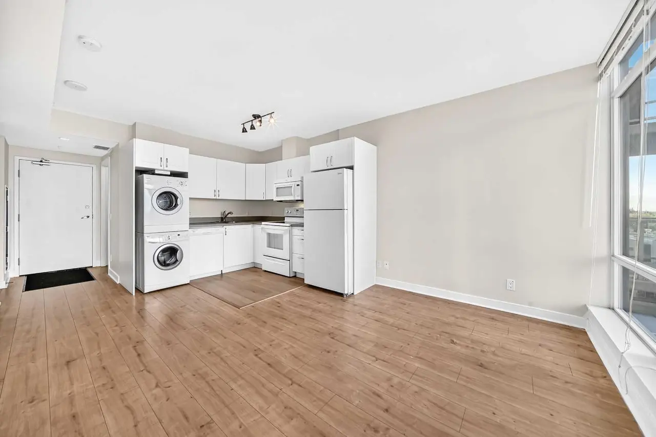 502, 30 Brentwood Common NW