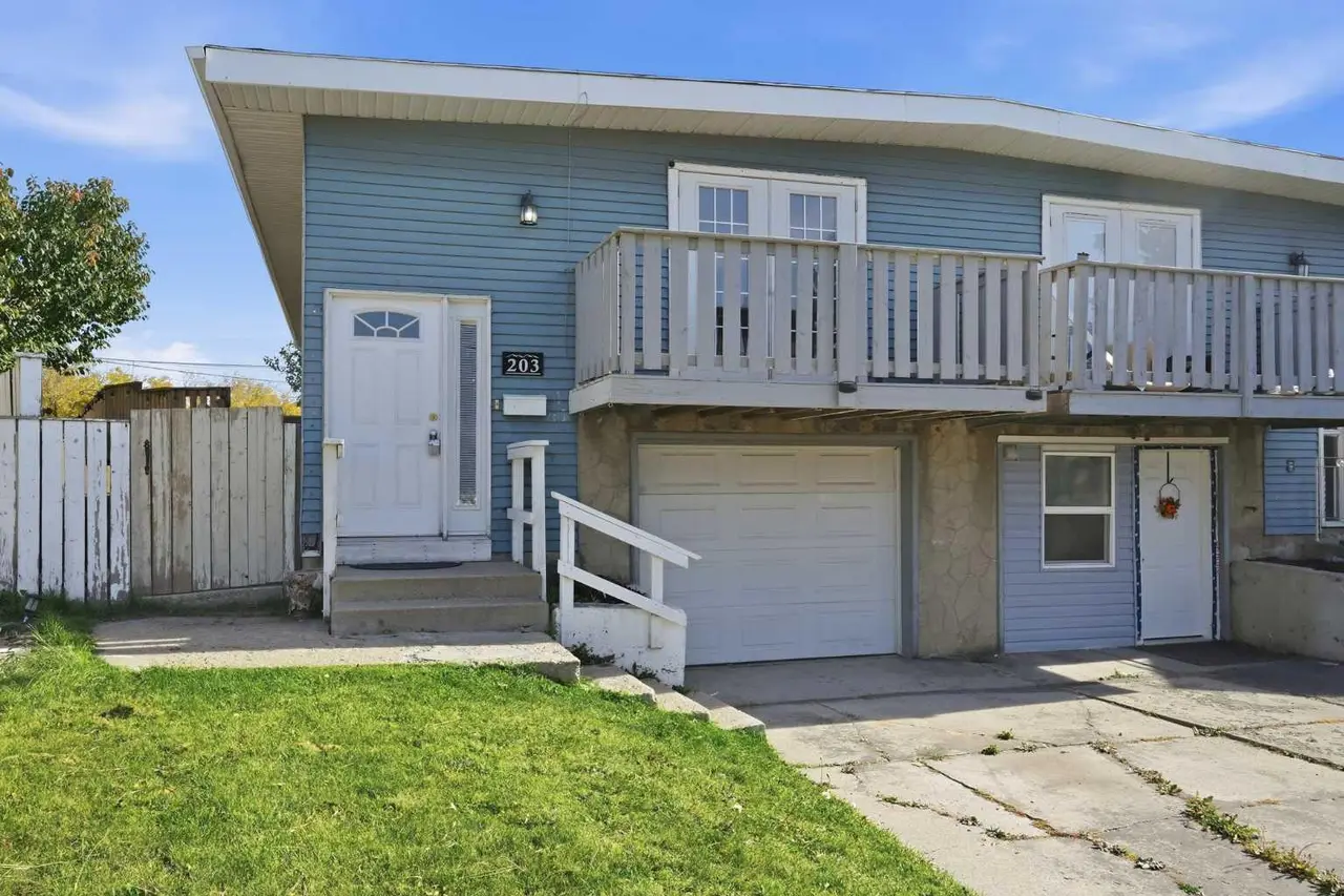 203 Penbrooke Close SE