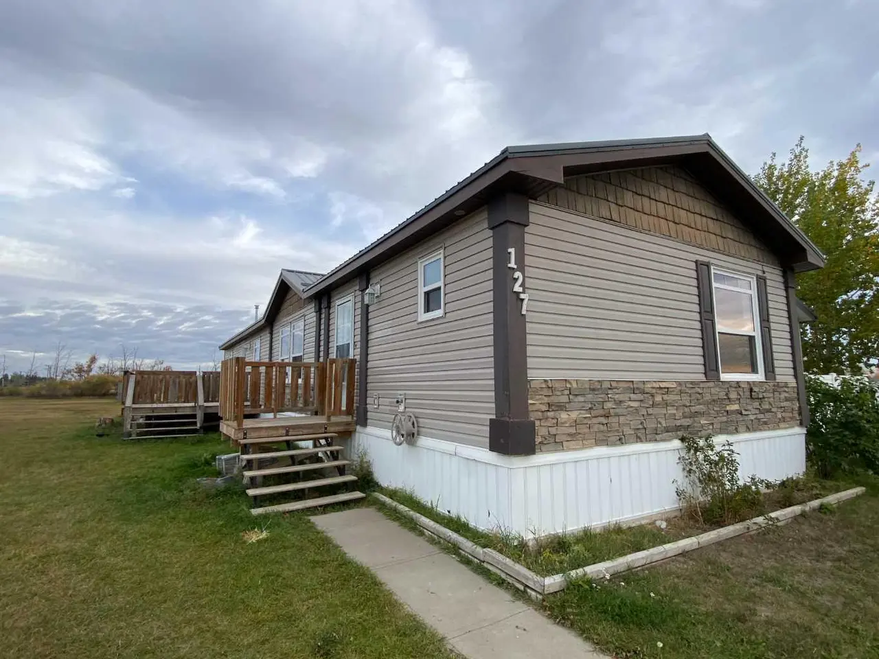 127 Meadowplace Drive E