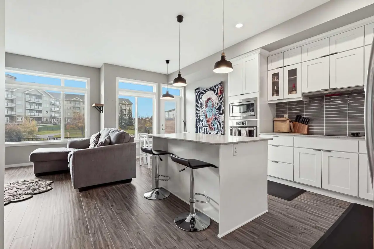 2, 466 Highlands Boulevard W