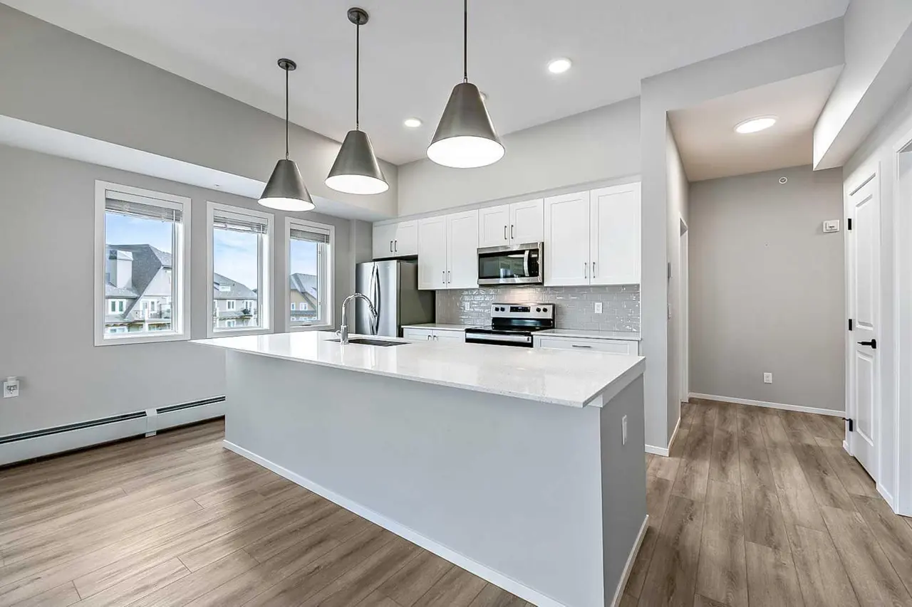 402, 140 Mahogany Street SE