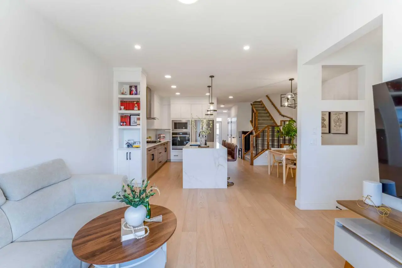 452 Tekarra Drive NW