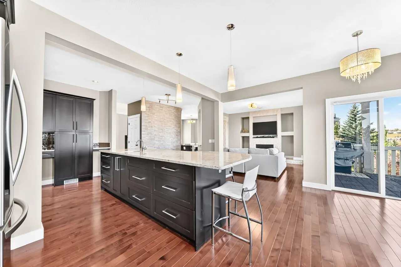255 Edgebrook Park NW