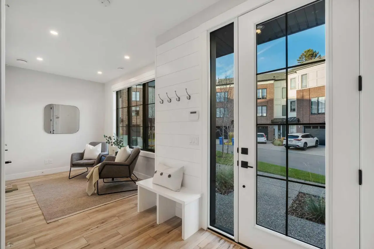 27, 130 Discovery Drive SW