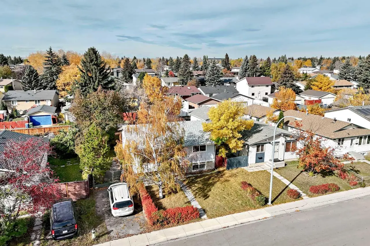 856 Rundlecairn Way NE