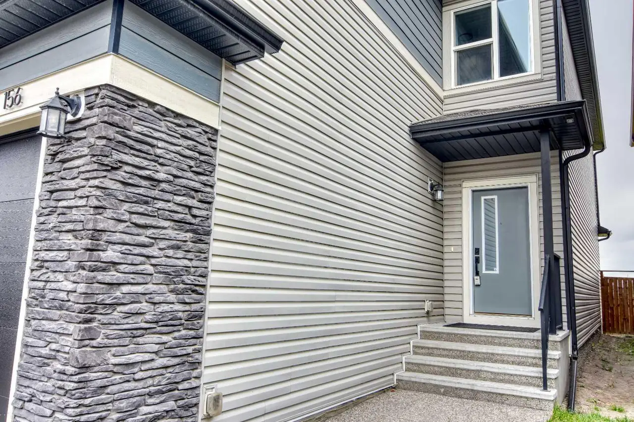 156 Savanna Way NE
