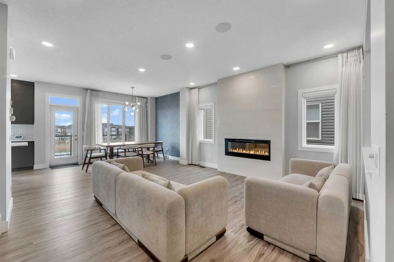 81 Carringvue Manor NW