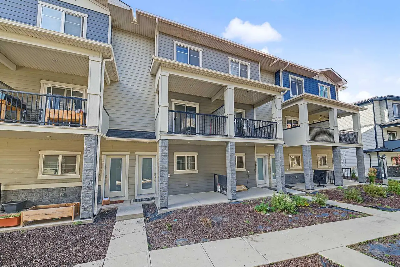 708, 95 Skyview Close NE