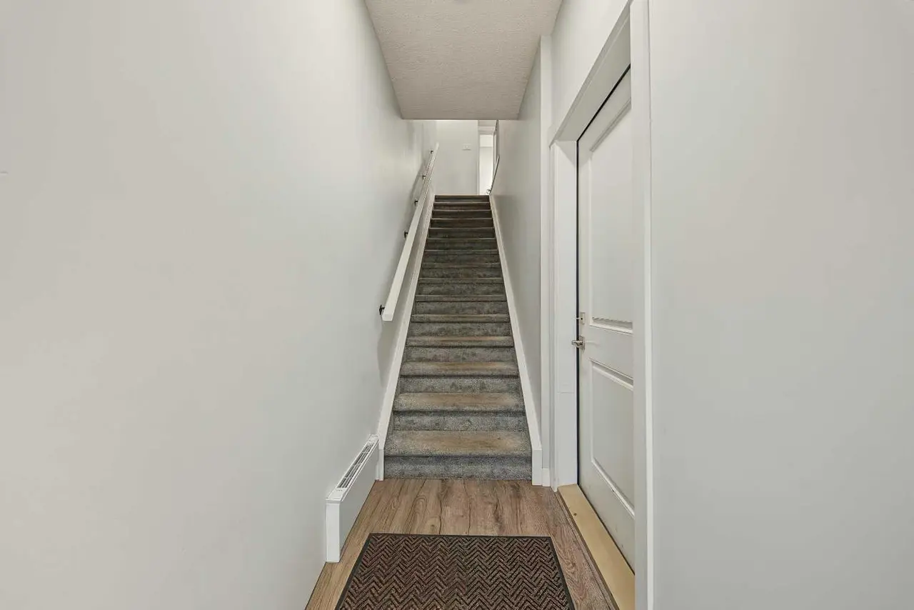 708, 95 Skyview Close NE