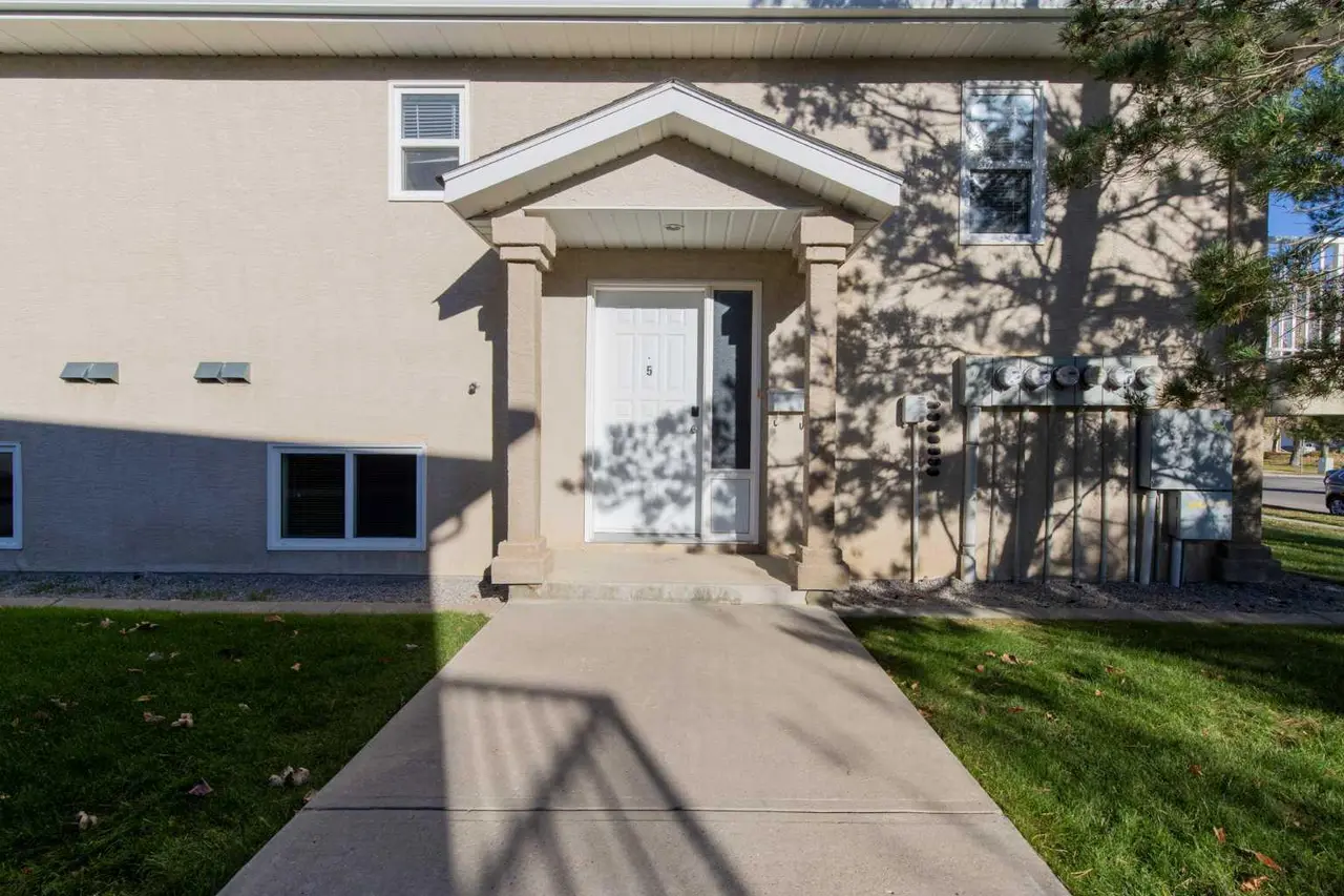 5, 5 Tartan Boulevard W