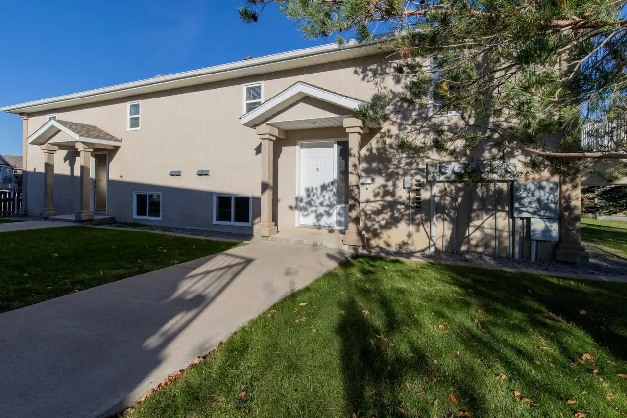 5, 5 Tartan Boulevard W